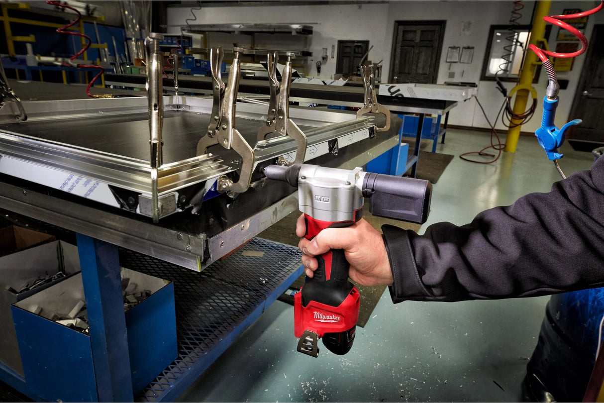 Milwaukee rivettatrice compatta M12™