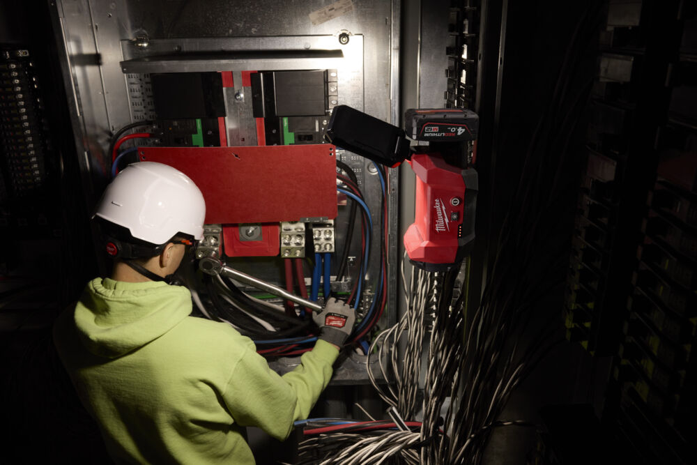 Faro LED ruotabile M12™ PACKOUT™ con Power Bank - M12 ALIP-0